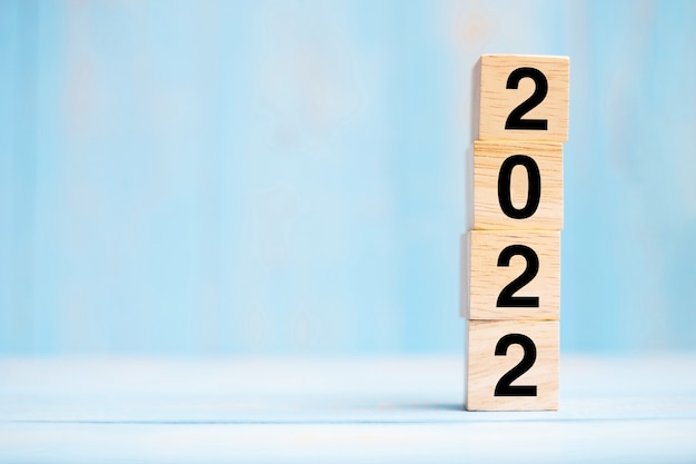 テーブルの背景に2022年木製キューブブロック。解決策、戦略、ソリューション、目標、ビジネス、新年、新年、休日の概念