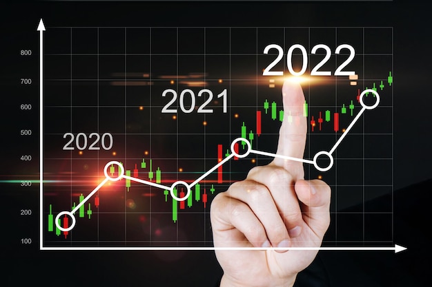 2022. zakenman hand aanraken van virtuele scherm grafische grafiek grafiek diagram op donkere achtergrond, financiële investering, beurs, trading statistiek, zakelijke financiën, digitale technologie concept