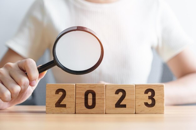 2023 blok met vergrootglas SEO Search Engine Optimization huren Advertentie Idee Strategie marketing Trefwoord Inhoud en Nieuwjaar startconcepten