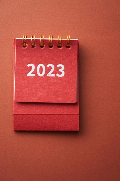 2023 bureaukalender op gekleurde achtergrond