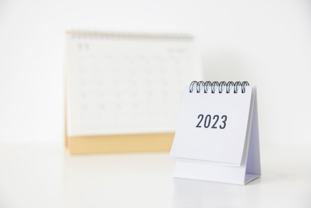 正月のオフィステーブルの2023年ビジネスカレンダー年始の作業計画を立てるお祝いビジネスクリスマス新年のコンセプト