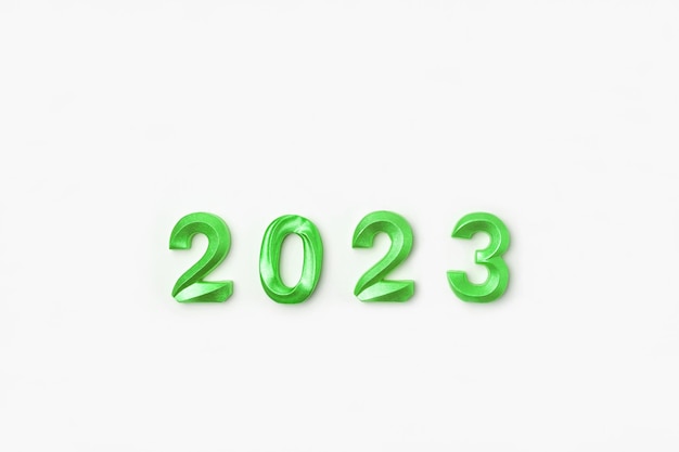 Foto 2023 groene nummers op witte tafel moderne nieuwjaar achtergrond creatieve wenskaart plat lag bovenaanzicht kopie ruimte banner ontwerp minimale feestelijke mock up met getallen tijd om vakantie te vieren