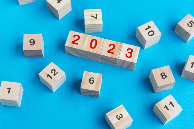 2023 年新年コンセプト ウッド ブロック青い背景