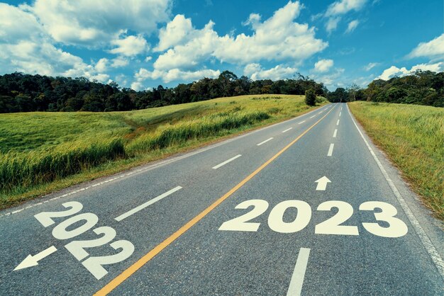 Photo 2023 new year road trip travel and future vision concept nature landscape with highway road leading forward to happy new year celebration in the beginning of 2023 for fresh and successful start