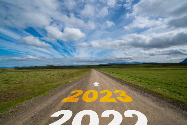 Photo 2023 new year road trip travel and future vision concept nature landscape with highway road leading forward to happy new year celebration in the beginning of 2023 for fresh and successful start