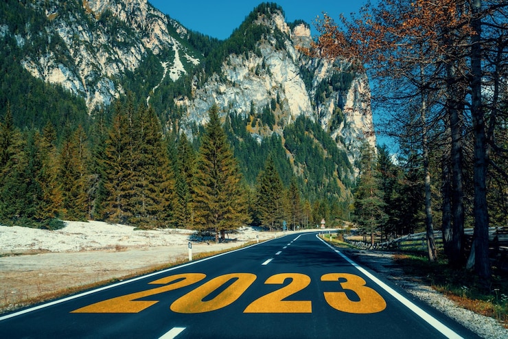 Photo 2023 年新年ロードトリップ旅行と将来のビジョンのコンセプト
