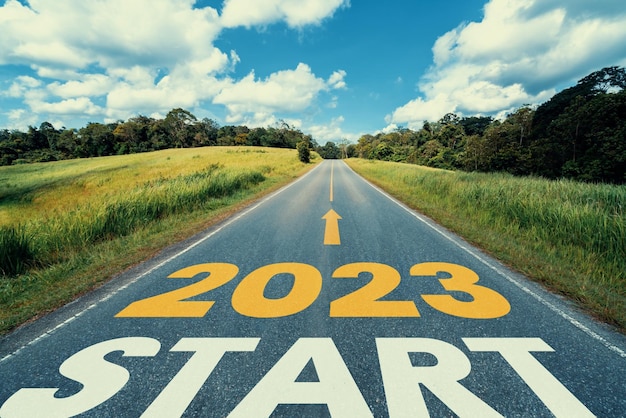 2023년 새해 로드 트립 여행과 미래 비전 개념