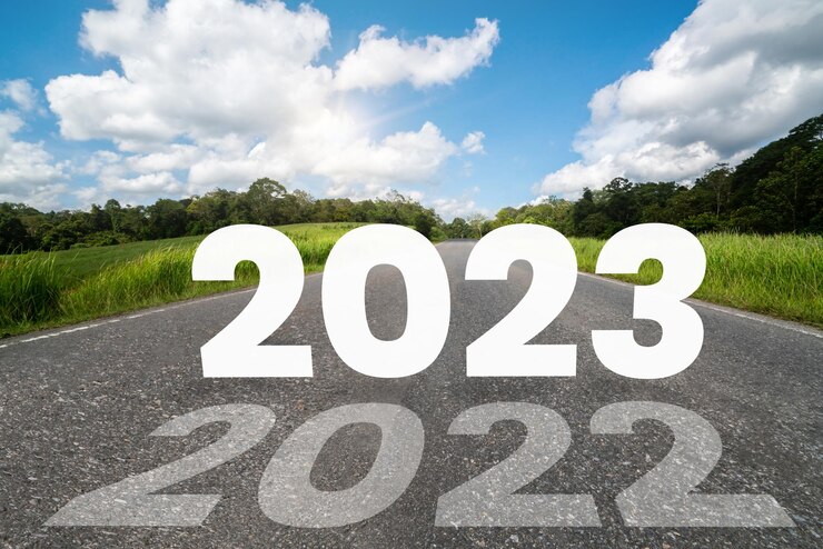 Foto 2023 nieuwjaar road trip reizen en toekomstvisie concept