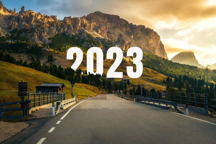 Foto 2023 nieuwjaar road trip reizen en toekomstvisie concept