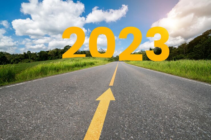 Foto 2023 nieuwjaar road trip reizen en toekomstvisie concept