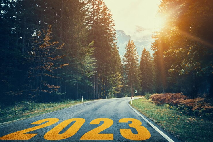 Foto 2023 nieuwjaar road trip reizen en toekomstvisie concept
