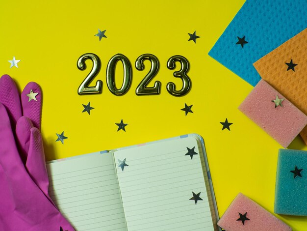 2023 op gele achtergrond