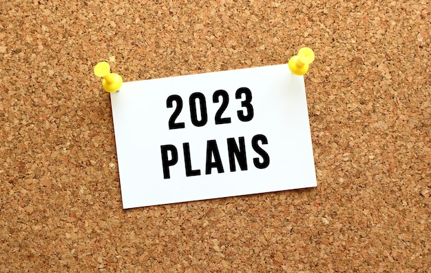 2023 PLANNEN is geschreven op een kaart die aan het prikbord is bevestigd met een knop Herinnering op het kantoorbord