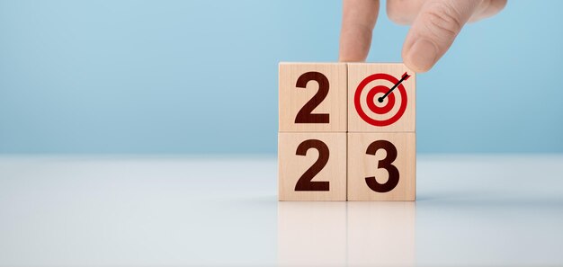 2023 tempo per un nuovo inizio obiettivi piano strategia idea imprenditoriale concetto di azione 2023 felice anno nuovo 2023 obiettivo piano azione lettera dell'alfabeto su cubi di legno