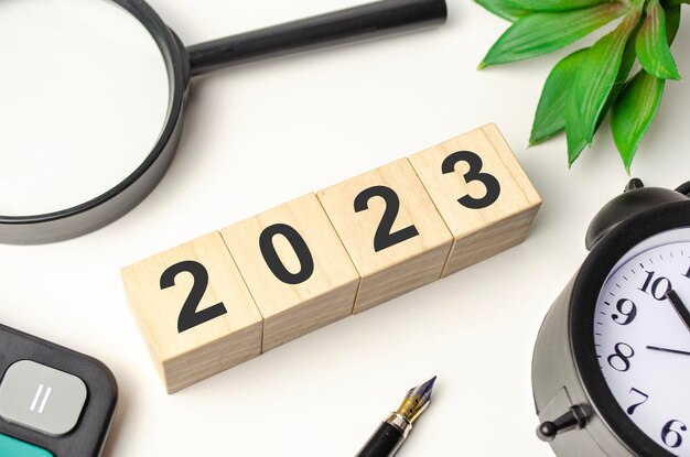 알람 시계와 나무 블록에 2023 단어