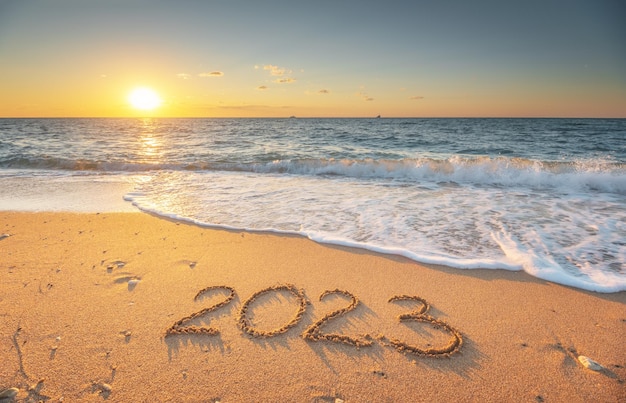 2023 год на берегу моря во время заката