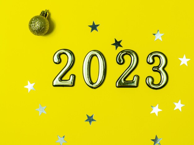 黄色の背景に 2023 年