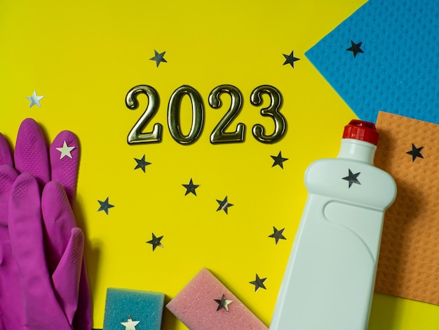 노란색 배경에 2023