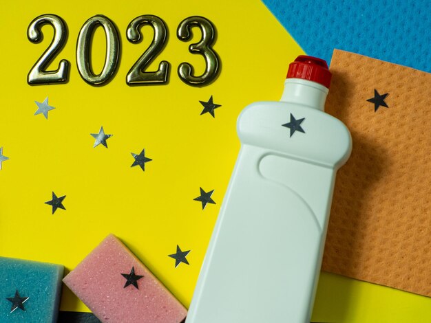 노란색 배경에 2023