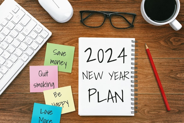 Foto lista di obiettivi e piani di risoluzione per il nuovo anno 2024 scrivania d'ufficio aziendale con quaderno scritto sull'elenco dei piani di obiettivi e risoluzioni per il nuovo anni impostare il concetto di cambiamento e felicità