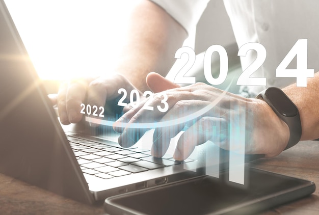 2024 nieuwjaar Businessplan 2024 nieuwjaar Man aan het werk op laptop met groeigrafiek 2024 Begin nieuw jaar 2024 met doelplan doelconcept actieplan strategie nieuwjaar bedrijfsvisie