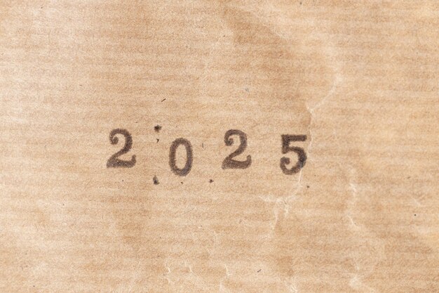 2025 inkt rubberen postzegel op gerimpeld bruin papier