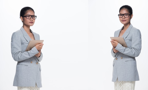 20s Aziatische zakenvrouw staan formeel goed pak rok bril, studio verlichting witte achtergrond geïsoleerd, advocaat baas act poseren glimlach slimme look digitale tablet communicatie, groep pack collage