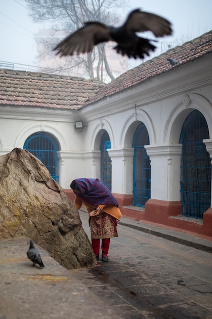 Photo 20th jan 2024 kathmandu nepal nepalese women worshipping god in the early morning