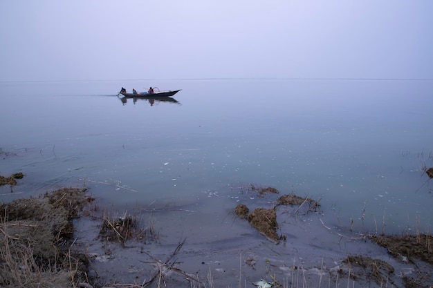 21 januari 2023 Traditionele vissersboot in de Padma rivier Bangladesh