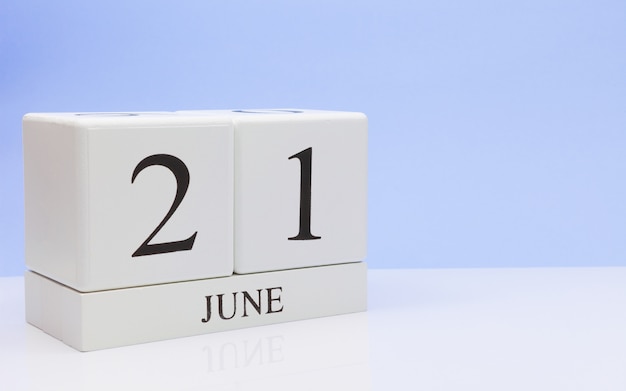 21 juni. Dag 21 van de maand, dagelijkse kalender op witte tafel