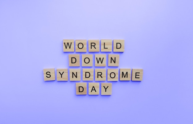 Foto 21 maart: werelddag van het down-syndroom: minimalistisch spandoek met houten lettering