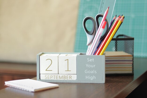 9 月 21 日 デスクトップ上の 9 月 21 日の木製カレンダーの画像 学校に戻る 鉛筆