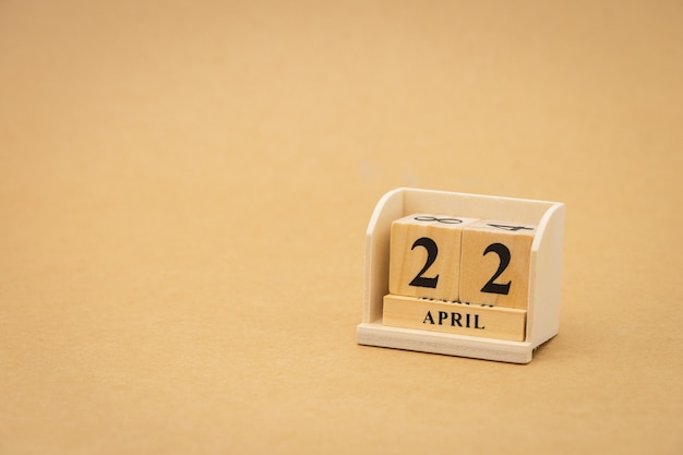 22 april: houten kalender op vintage houten abstracte achtergrond. dag van de Aarde