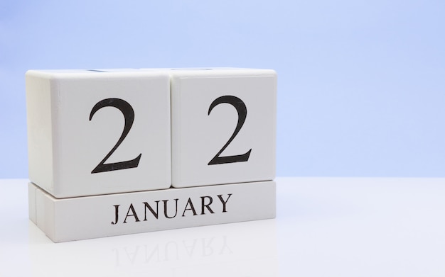 22 januari. Dag 22 van de maand, dagelijkse kalender op witte tafel met reflectie