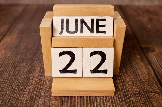 6월 22일 색 바탕의 목조 달력
