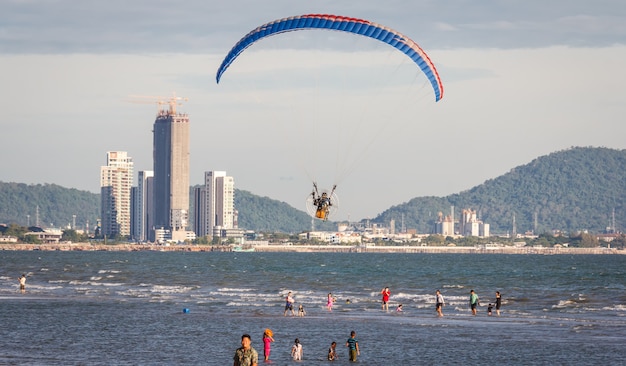 Foto 22 maggio21 a bang saen thailandia bella vista sulla spiaggia il surf batte la riva