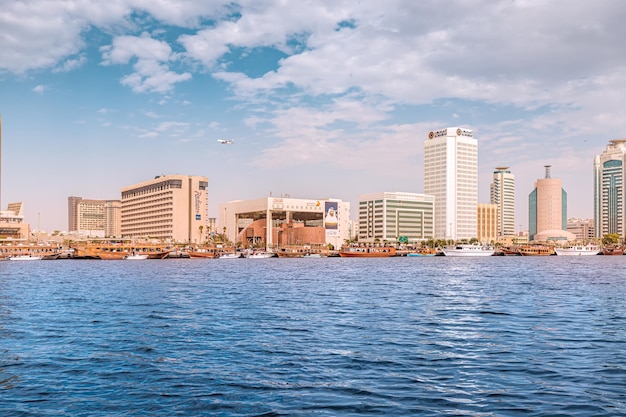 Photo 23 february 2021 dubai uae scenic view of dubai creek canal with radisson hotel government and national bank al masraf building