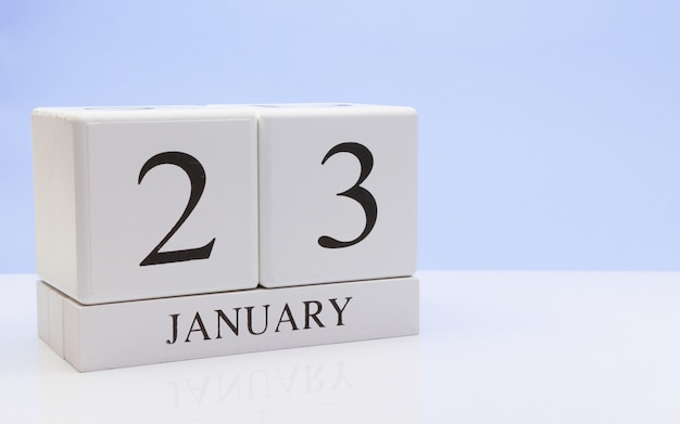 23 januari. Dag 23 van de maand, dagelijkse kalender op witte tafel met reflectie