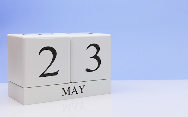 23 mei. Dag 23 van de maand, dagelijkse kalender op witte tafel