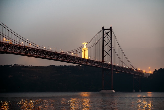 Фото 25 апреля мост пейзаж и христос король в лиссабоне, португалия