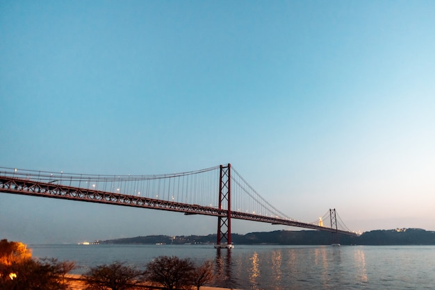 25 aprile paesaggio del ponte a lisbona, portogallo