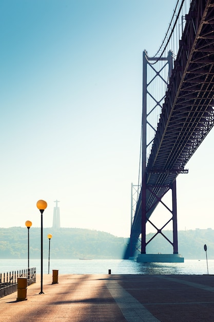 25 april brug over de rivier de Tejo in Lissabon, Portugal. Zomer landschap.