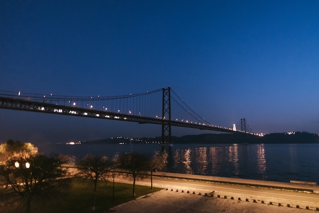 25 april-bruglandschap en Christus de Koning in Lissabon, Portugal