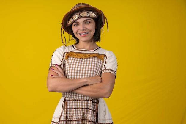 25-jarige vrouw in typische Braziliaanse festa junina kleding