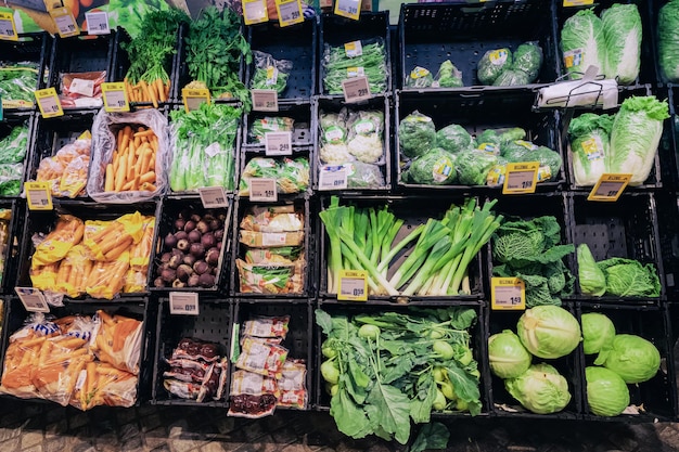 Foto 25 luglio 2022 munster germania verdure verdi sul bancone del supermercato con cartellini dei prezzi in un negozio tedesco