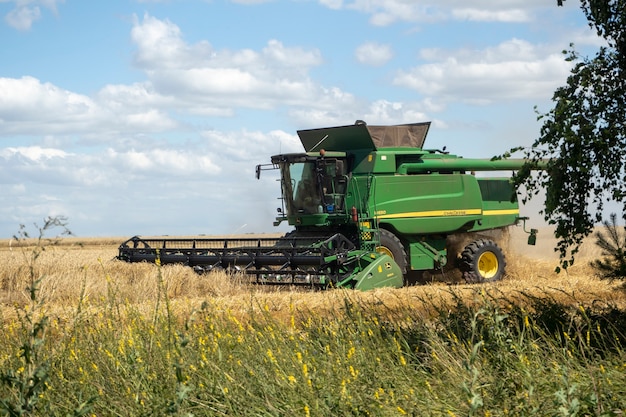 26.07.2020 Rusland, regio Bryansk. Groene Landbouw Harvester. Landbouwmachines voor het oogsten. Begrip landbouw