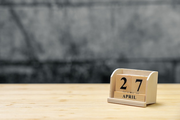 27 april houten kalender op uitstekende houten abstracte achtergrond.