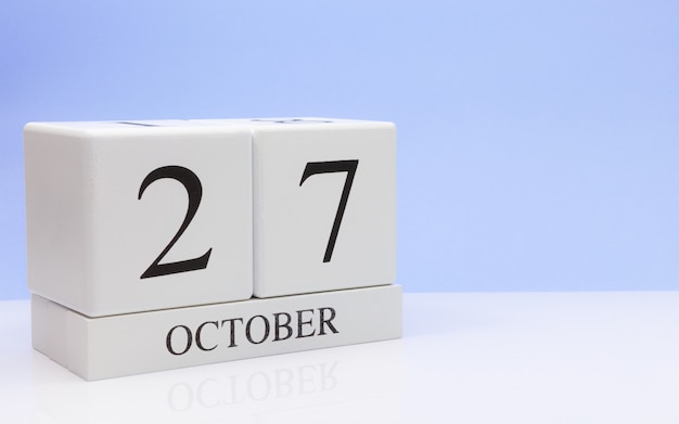 27 oktober. Dag 27 van de maand, dagelijkse kalender op witte tafel