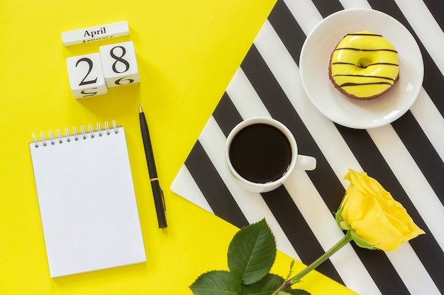 28 april. Kopje koffie donut en roos Kladblok voor tekst