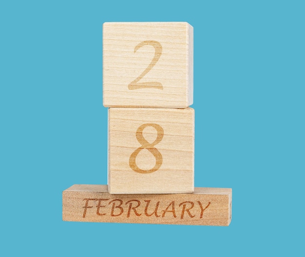 木製カレンダーの 2 月 28 日 2 月 28 日